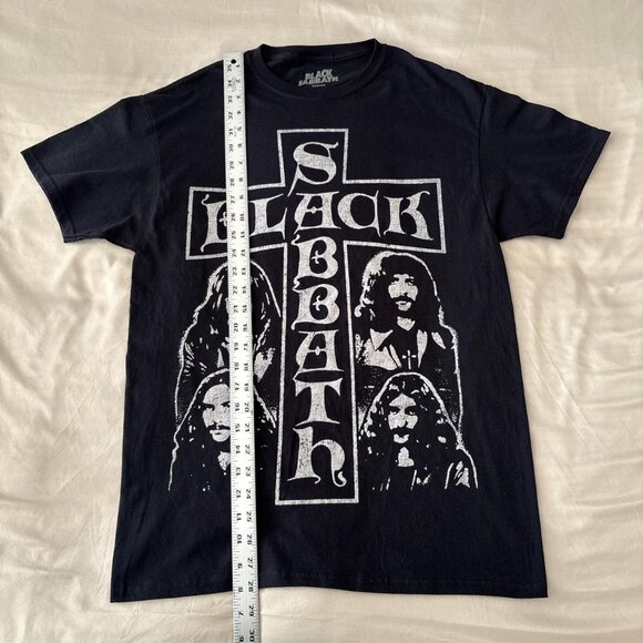Black Sabbath black graphic t-shirt with cross and faces of the band. Size M - Picture 5 of 5